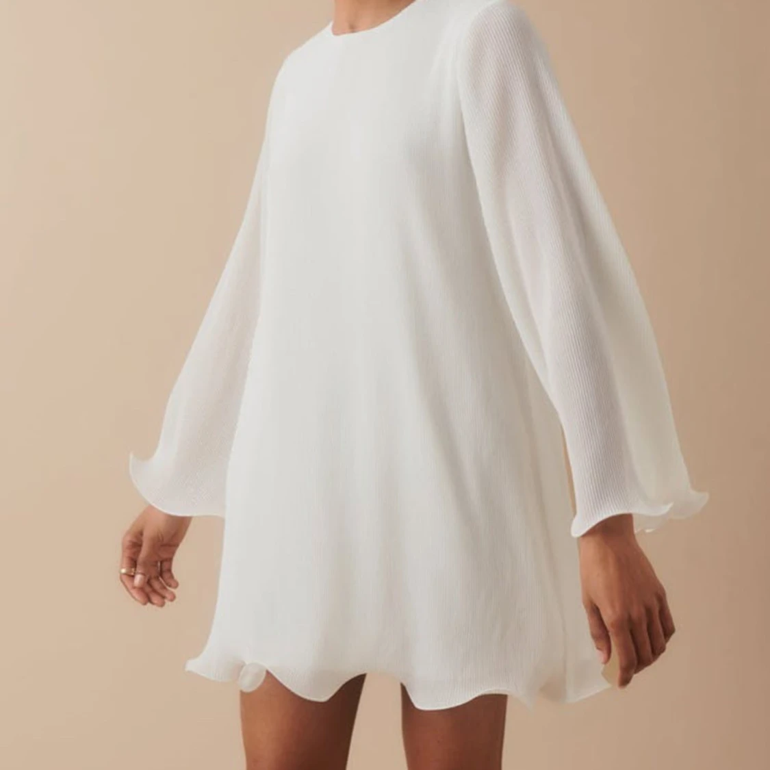Vit miniklänning med vida ärmar - 1