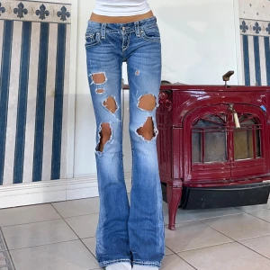 Rock Revival jeans  - Lågmidjade jeans i bootcut med hål💕 midjemått 79,5cm & innerben 85cm💕 jag är 165