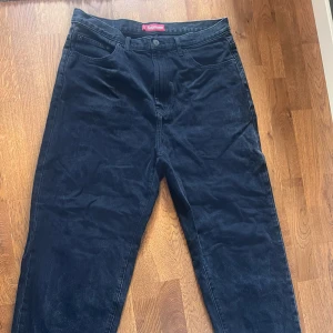 Supreme Baggy Jean (SS25) Black - TAR EMOT BUD!!! Svarta baggy jeans från Supreme köpt från Japan i år för 4299kr. Jeansen passar för 170+cm. Dom är i bra skick men på några ställen är det lite slitet. 