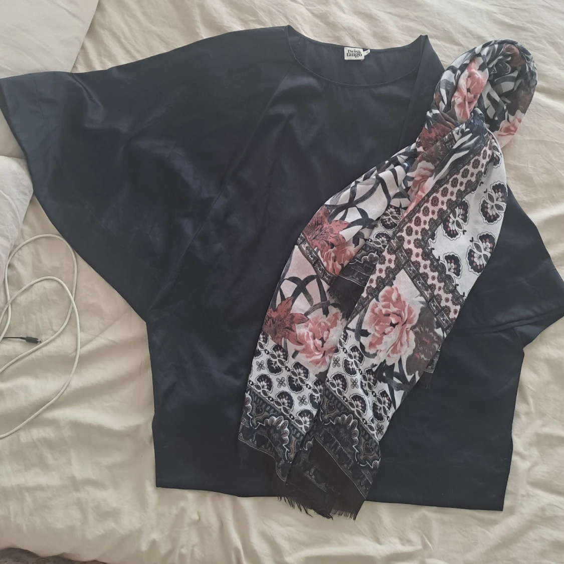 Mörkblå blus i sidenlook från Twist & Tango