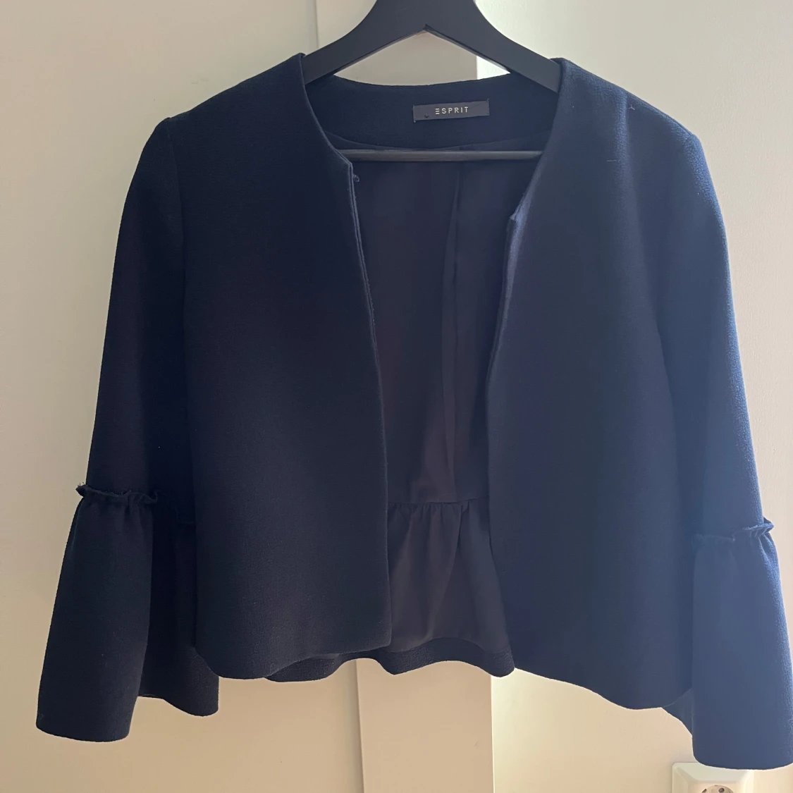 Mörkblå kavaj från Esprit med volymärm - 2