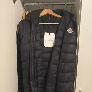 Moncler octavien  - Säljer en svart dunjacka från Moncler i väldigt bra skick| den är i storleken 2 vilket motsvarar S/M|tags och dustbag medföljer| nypris, 11 tusen| 