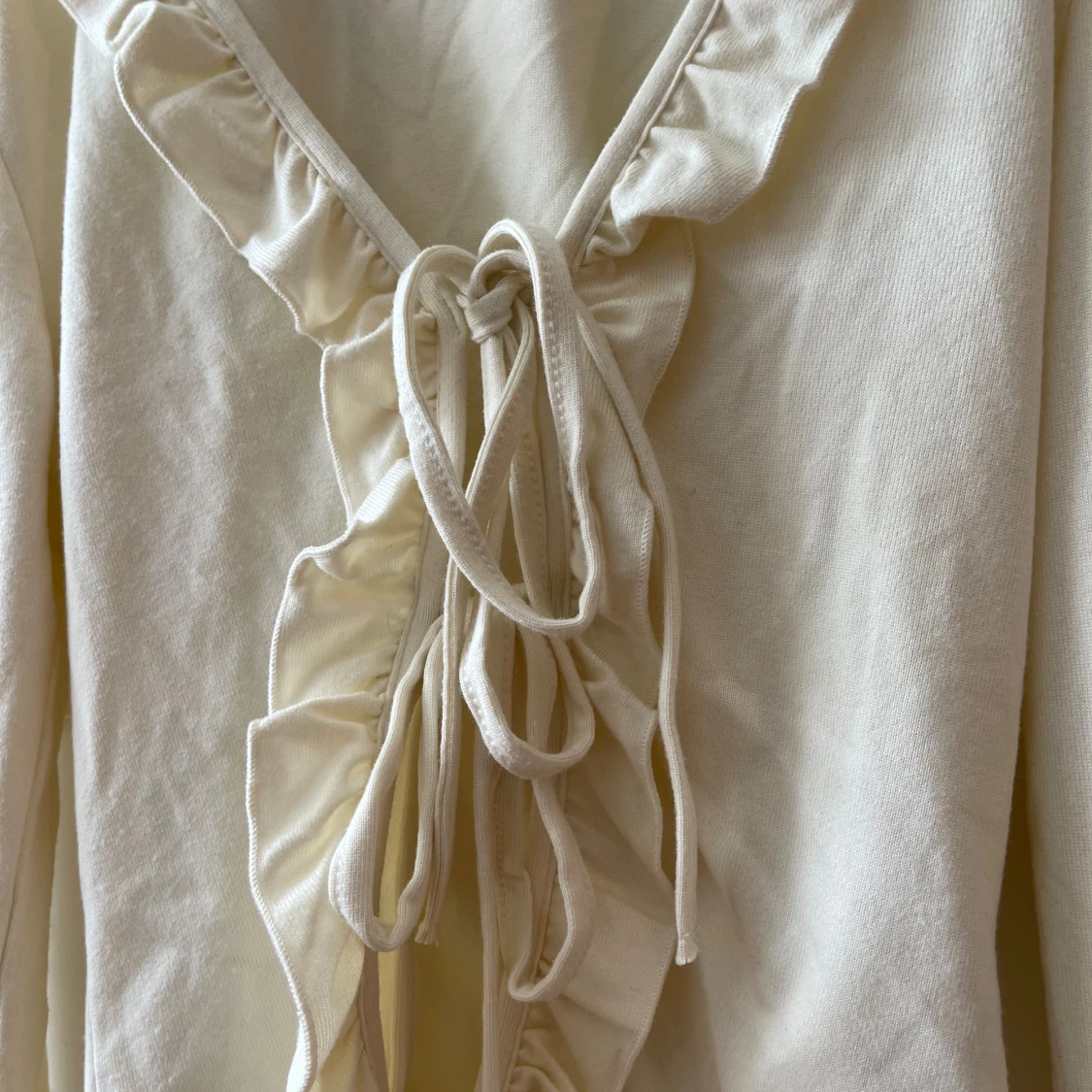 Krämvit volangblus från Gina Tricot - 2