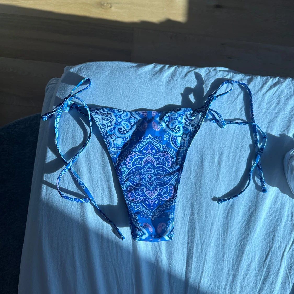 Blå bikiniunderdel med snörning - 1