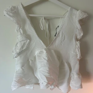 Vit volangblus från Zara XS - Supersöt vit blus från Zara. Helt oanvänt💞💞