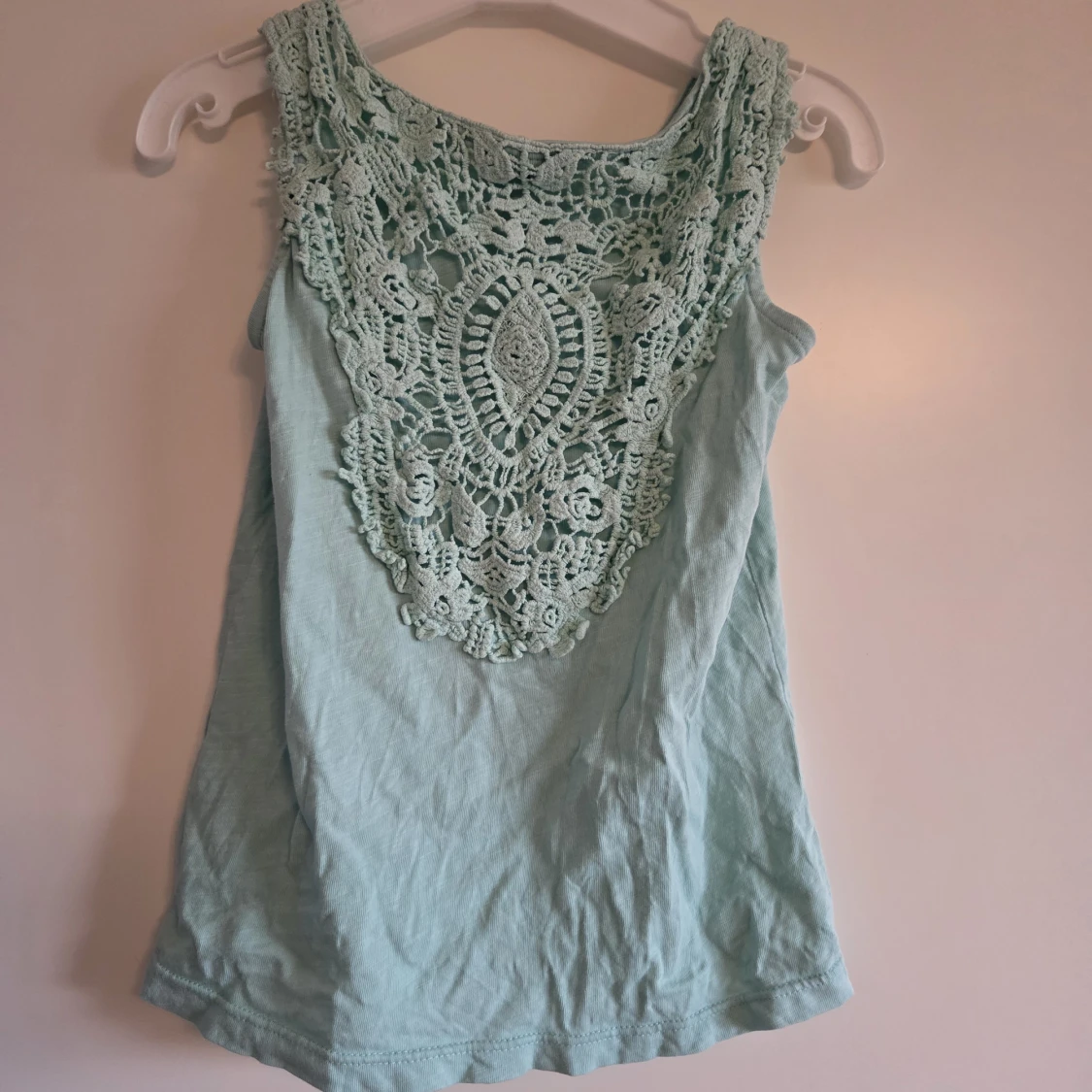 Ljusblå ärmlös linnetopp med spets i ryggen  - 1