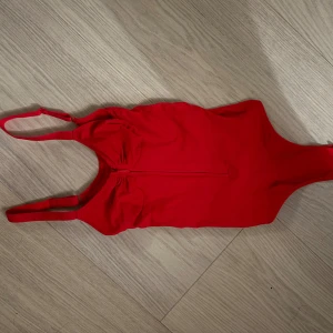 Röd body med dragkedja - röd body srl M men är väldigt tajt passar mig som är xs