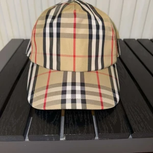 Burberry keps beige - Burberry keps helt ny och oanvänd. Kom DM.