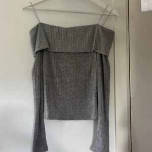 Grå ribbad offshoulder topp Stradivarius - Supersnygg grå ribbad offshoulder topp från Stradivarius med långa ärmar. Inte använd, prislappen är kvar 