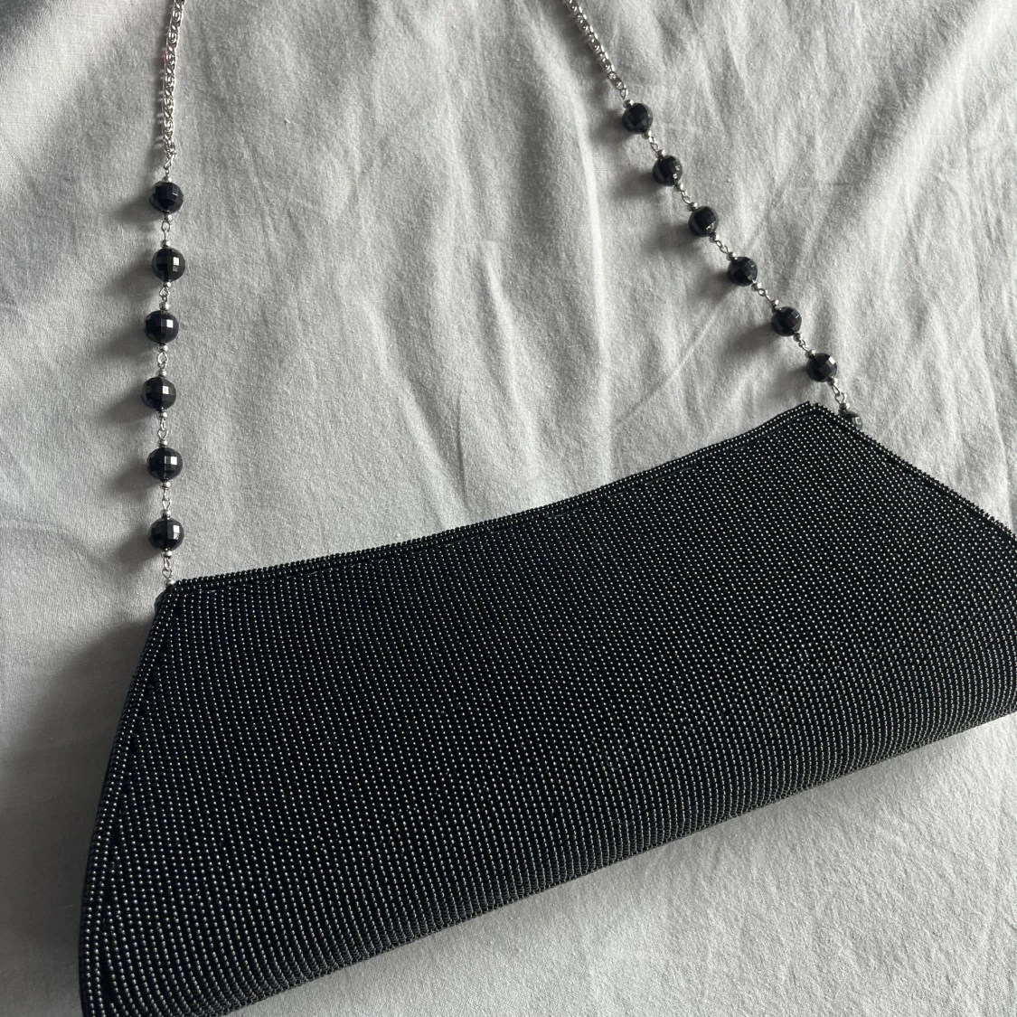 Svart kuvertväska med pärlor och kedja - 4