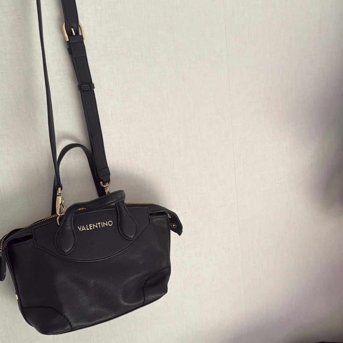 Svart handväska från Valentino - 1