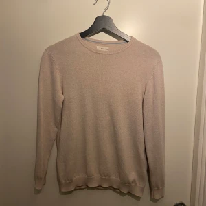 Stickade tröjor MNG - Två stilrena stickade tröjor från MNG. Båda är storlek 152. 200 per tröja, 350 för båda. Skriv för om ni har några frågor 