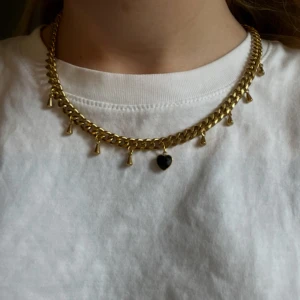Chunky guldhalsband med hjärthänge - Säljer ett Maria Nilsdotter liknande halsband som är mellan 43-50 cm långt.