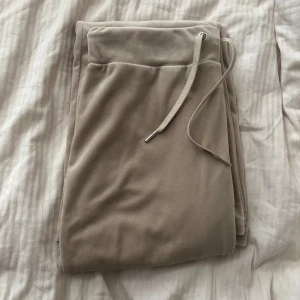 Gina Tricot - Beige mjukis set  - Supermjukt och sött beige mjukisset – tröjan i storlek M och byxorna i storlek S!!!Plaggen kan även säljas separat - hör av dig så kan vi diskutera pris!🩷Perfekt att ha på sig när du vill vara bekväm men ändå se söt ut!  Endast använt 3 gånger i skolan, så det är i toppskick.