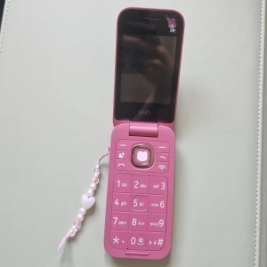 Nokia HMD 2660 Flip - Säljer min nya flip Phone. Köpte den och dekorera men använde den en gång. Helt ny och funkar bra!