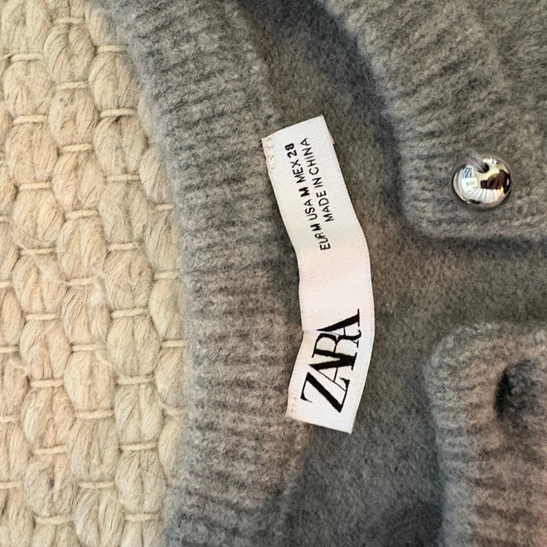 Grå kofta med pärlknappar från Zara - 2