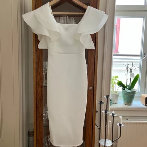 Klänning  - En super snygg vit klänning från boohoo. Aldrig använd och har prislappen kvar. Säljs för att den inte kom till användning🤍
