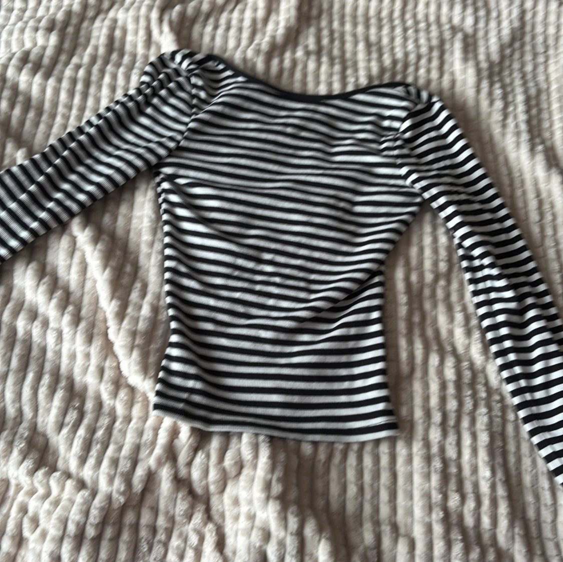 Svartvit randig långärmad topp Gina Tricot