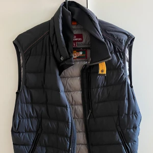 Äkta Para Jumper Väst  - Äkta para jumper väst, storlek S. Se bilder för äkta hets bevis. Jag har lagat ett hål på baksidan. Därav priset. 