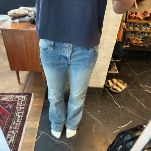 Lågmidjade bootcut jeans - Så snygga! Jag har sytt upp de till mig som är 162cm, lätt att sprätta upp så kan de nog bli 1dm längre🥰