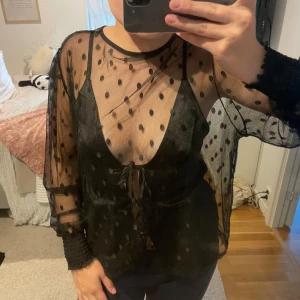 Svart meshblus med prickigt mönster💕 - Sjukt snygg topp!!
