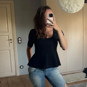 Svart peplumtop från Kappahl - Supersnygg svart peplumtop från kappahl med rundad, djup urringning och halvlånga ärmar. Storleken är xs men funkar verkligen som s. Skicka gärna prisförslag!💗💗💗
