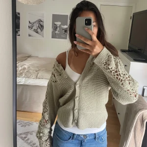 Zara kofta  - Säljer denna jättefina kofta från Zara då den tyvärr inte kommer till användning längre. Endast använd ett fåtal gånger!🌸