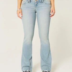 Ljusblå bootcut jeans Hollister - Snygga ljusblå bootcut jeans från Hollister som tyvärr inte passar. Har därav bara använt en gång. Midjemåttet är 36!💗