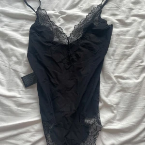 Spets body  - En jätte fin spets body jag har aldrig använt denna original pris 199