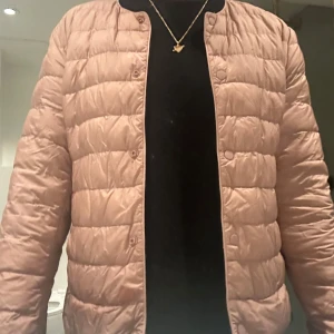 Ljusrosa uniqlo jacka - Säljer en ljusrosa puff jacka från uniqlo i ljus rosa kan även vilja mig byta mått vit eller svart Elelr sälja💞 