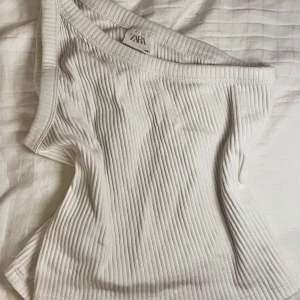 oneshoulder topp zara - Skiiit snygg vit one shoulder topp ifrån zara! använt fåtal gånger och säljer eftersom den inte kommer till användning. 💖💖