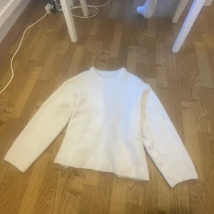 Vit stickad tröja från Gina Tricot - Säljer en snygg vit stickad tröja från Gina Tricot i storlek M. 