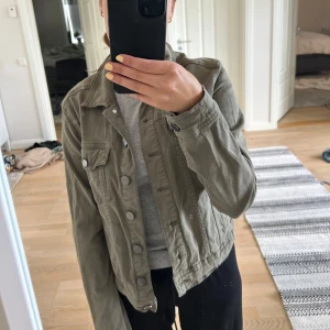 Jeansjacka  - Säljer denna snygga jeansjackan från fransa i storlek 34💕 Mycket fint skick