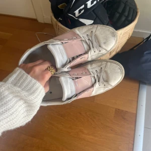 Valentino Open sneakers med rosa detalj - valentino skor, använda men bra skick och har mycket kvar att ge. storlek 39! pris går att diskuteras, kan mötas i stockholm!