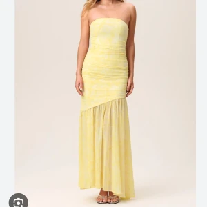 Ljusgul långklänning från Adoore - Säljer en ljusgul långklänning från Adoore med strapless design och snygg drapering över hela klänningen. Helt ny endast testad med lapp kvar! Den säljs ej längre på hemsidan 💕(säljer på Vinted också!) 