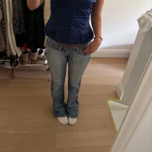 Lågmidjade bootcut jeans ljusblå - Säljer ett par riktigt snygga lågmidjade jeans i ljusblå tvätt med bootcut passform. Midjemått tvärs över: 39 cm Innerbenslängd:80 cm Midjehöjd: 17 cm