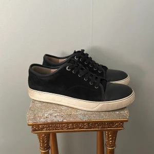 Lanvin skor - Hej säljer nu dessa jätte eftertraktade skor ifrån lanvins ( utan glans ), nypris: 5200kr och mitt pris är ej fast där jag tar emot bud, Skick:9/10 skicket är grymt och mockan är kvar, Hör av dig ifall du har frågor eller något annat, MVH//Hypetrends 