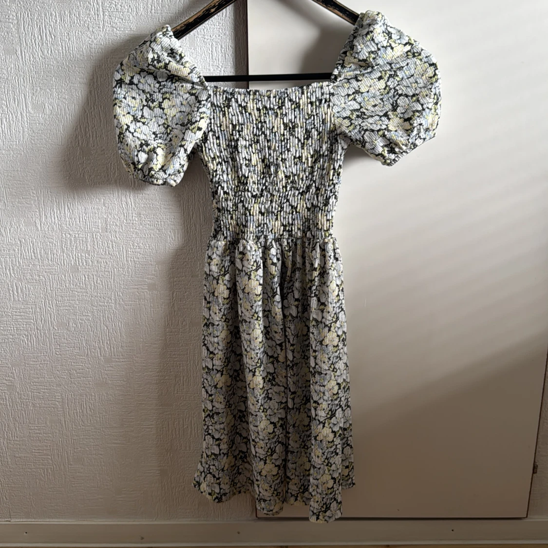 Blommig offshoulder klänning XS - 1