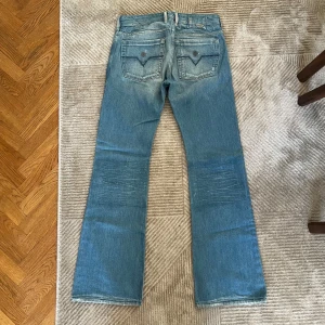 Diesel Bootcut Jeans - Type: Diesel Bootcut Jeans  Model: Zathan Skick: Väldigt bra Kön: Herr, men passar kvinnor med  Ytterligare info: Extremt bra kvalitet | Tillverkade i Italien  Hör av er vid ytterligare frågor!