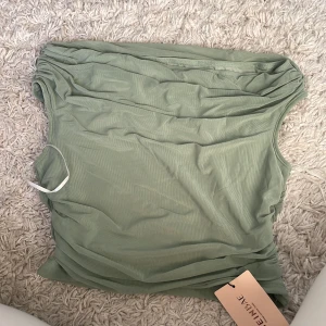 Grön mesh tubtopp från SHEINBAE - Säljer för den är för liten storlek m jätte fin färg har en kjol till skriv om ni vill köpa den oxå aldrig använt ny pris för hela settet är 200