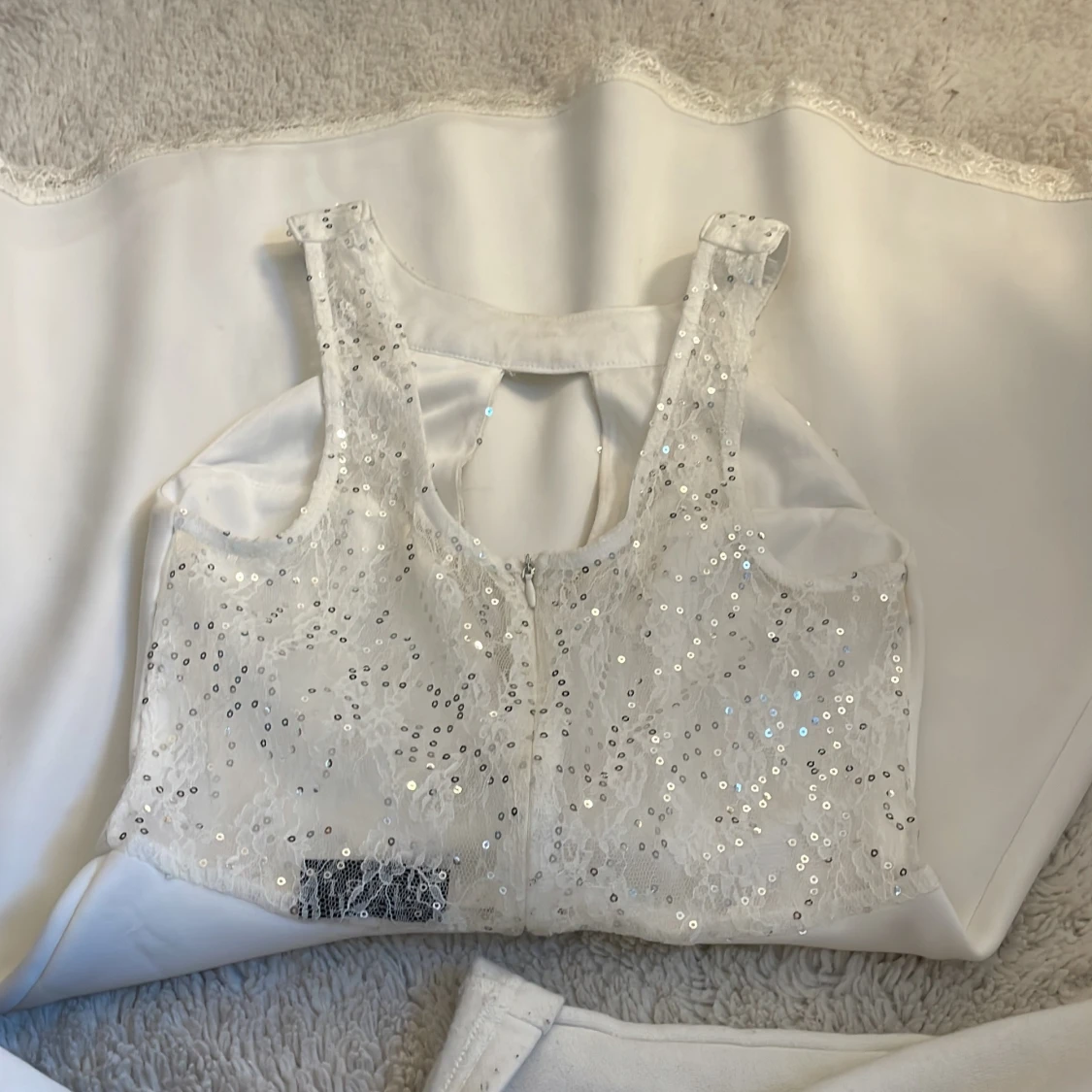 Vit kort klänning med paljetter - 3