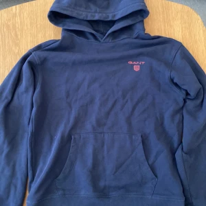 Marinblå hoodie från GANT - Säljer en marinblå hoodie från GANT 