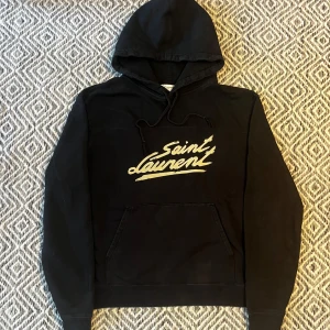 SAINT LAURENT HOODIE - Tjena! Säljer nu denna tvär feta YSL Hoodie! | Skick 8/10 mycket bra! | Liten i storlek! | Nypris ca 7000kr | mitt pris 2499kr | Kom gärna pm vid frågor eller funderingar! | Postas eller möta upp i Gävle!