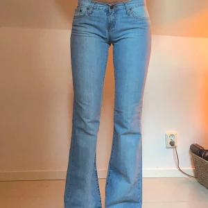 Lågmidjade bootcut jeans  - Så fina lågmidjade flare jeans! 🩷 jag är 175 cm för referens och dem passar mig perfekt! Innerbenslängd: ca 88 cm. Midjemått: ca 39 cm (mätt rakt över) 🩷🩷 kan skicka mer bilder privat