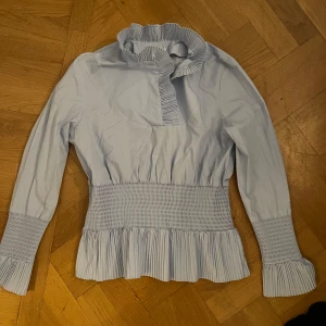 Blus stl 36 - En ny blus  använd vid ett restaurang besök sen har sne hängt i garderoben 