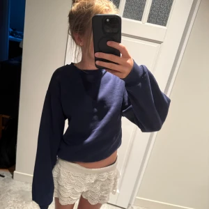 Mörkblå sweatshirt med loose fit - En enkel och stilren mörkblå sweatshirt med loose fit och långa ärmar. Tröjan har rund hals och ribbade muddar vid ärmslut och nederkant. Perfekt för chill dagar och passar till allt. Materialet känns som mjuk bomull.