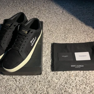 Saint laurent  - Hej! Säljer ett par sjukt snygga saint laurent skor i storleken 44. Skorna är i princip helt nya. Nypris ligger runt 7000kr, dustbag och allt og medföljer!