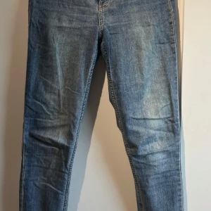 Blå jeans från H&M Divided, strl 38 - Säljer ett par klassiska blå jeans från H&M Divided i storlek 38. Har används men är i gott skick💞