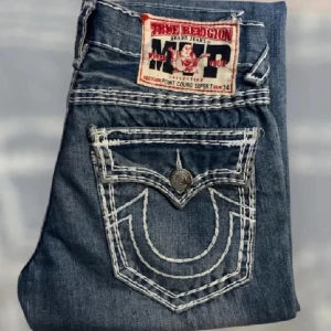 Point Couro Super T True Religion jeans - Fire ash trueys i strlk 32 dumbo rare u aint seeing this again. Ställ görna frågor om mått eller annat. Säljer för jag har för mkt jeans så de kommer inte till användning. Ifall man köper på min vinted kan jag sänka priset för plick snor pengar nu🙏 vinted@liam.lofgren1