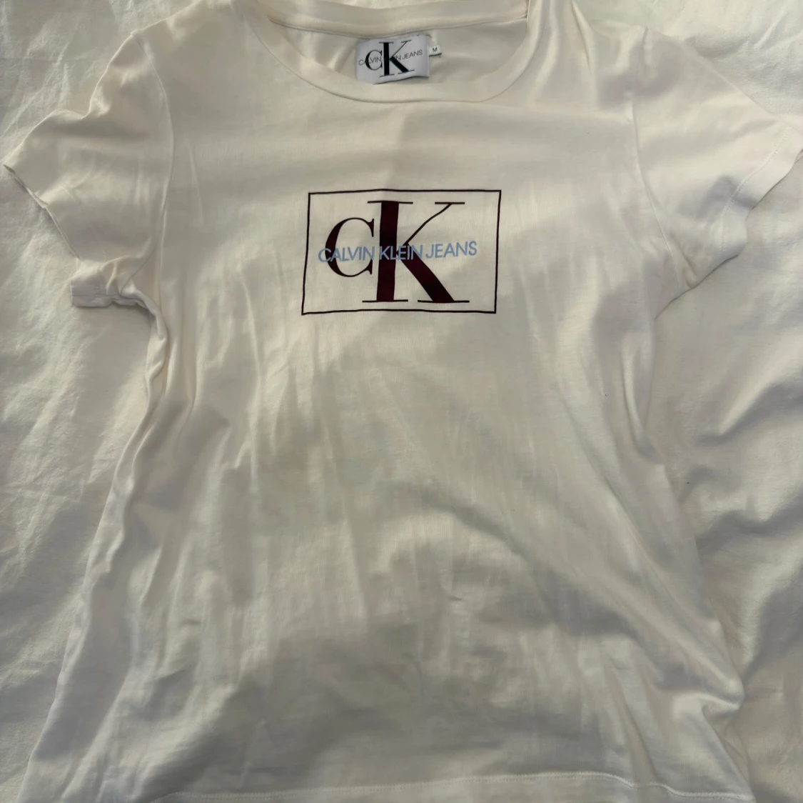 Vit t-shirt från Calvin Klein Jeans